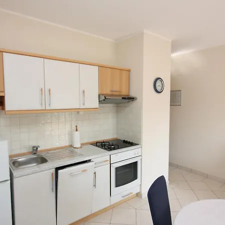 Apartment Apartments By The Sea Vinisce, Trogir - 5229 Vinisce
