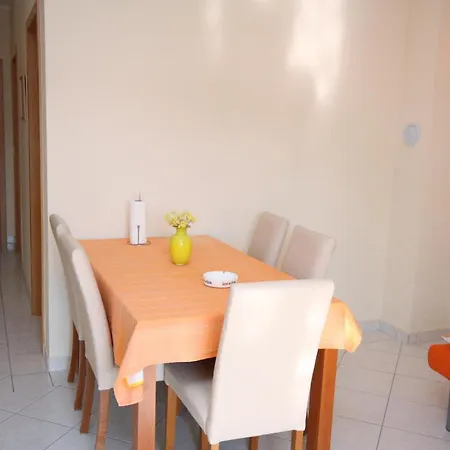 Apartments By The Sea Vinisce, Trogir - 5229 Vinišće