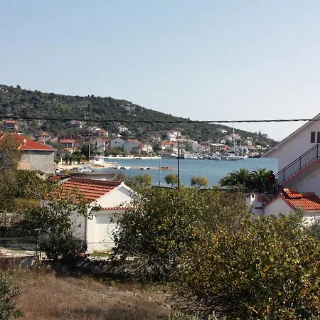 Apartman By The Sea Vinisce, Trogir - 5229 *