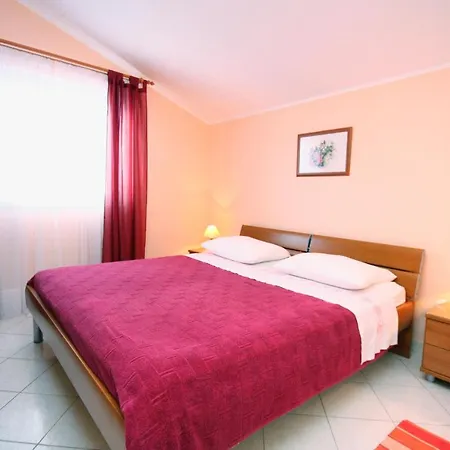 Apartment Apartments By The Sea Vinisce, Trogir - 5229 Vinisce