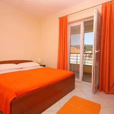 Apartment Apartments By The Sea Vinisce, Trogir - 5229 Vinišće