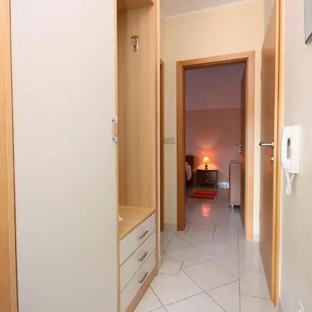 Apartments By The Sea Vinisce, Trogir - 5229 Vinišće