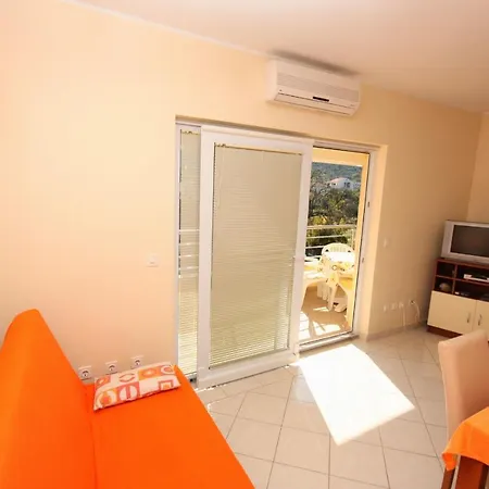 Apartments By The Sea Vinisce, Trogir - 5229 *