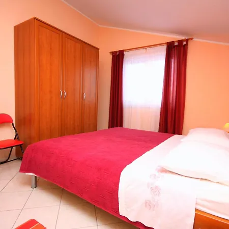 Apartments By The Sea Vinisce, Trogir - 5229 * Vinisce