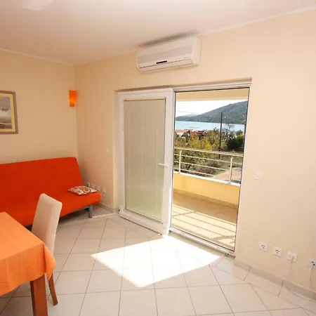 Apartments By The Sea Vinisce, Trogir - 5229 * Vinisce