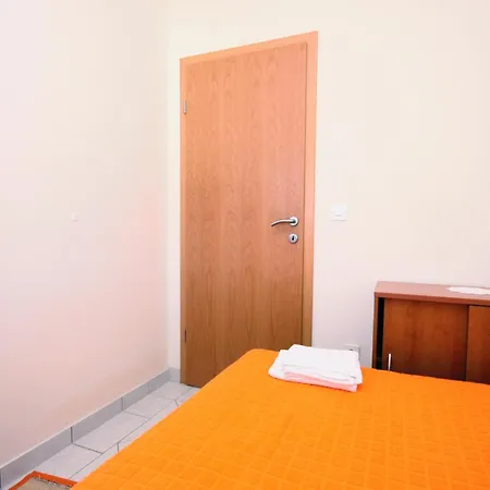 Apartment Apartments By The Sea Vinisce, Trogir - 5229 Vinisce