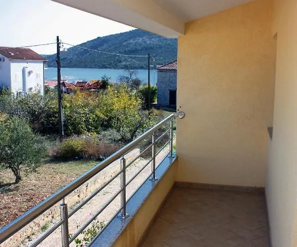 Apartman By The Sea Vinisce, Trogir - 5229 *