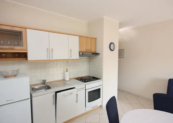 Apartman By The Sea Vinisce, Trogir - 5229 Vinišće