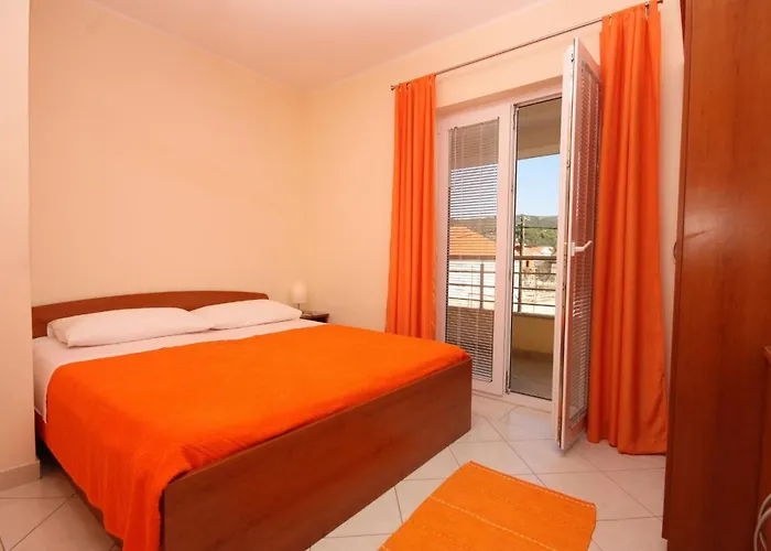 Apartman By The Sea Vinisce, Trogir - 5229 Vinišće
